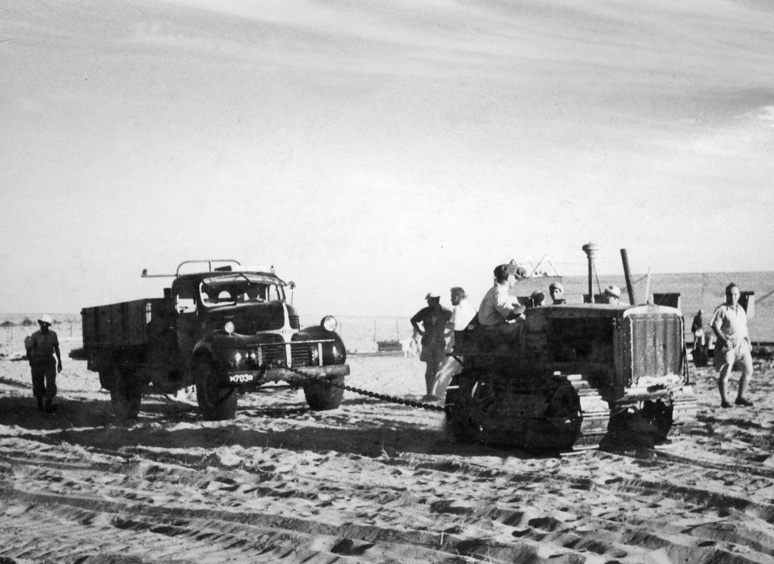 נירים, יום העליה לנירים, מכוניות רבות שקעו בחולות הסביבה וטרקטור הנקודה עוזר להוציאן, 6.10.1946, צלם מלבסקי