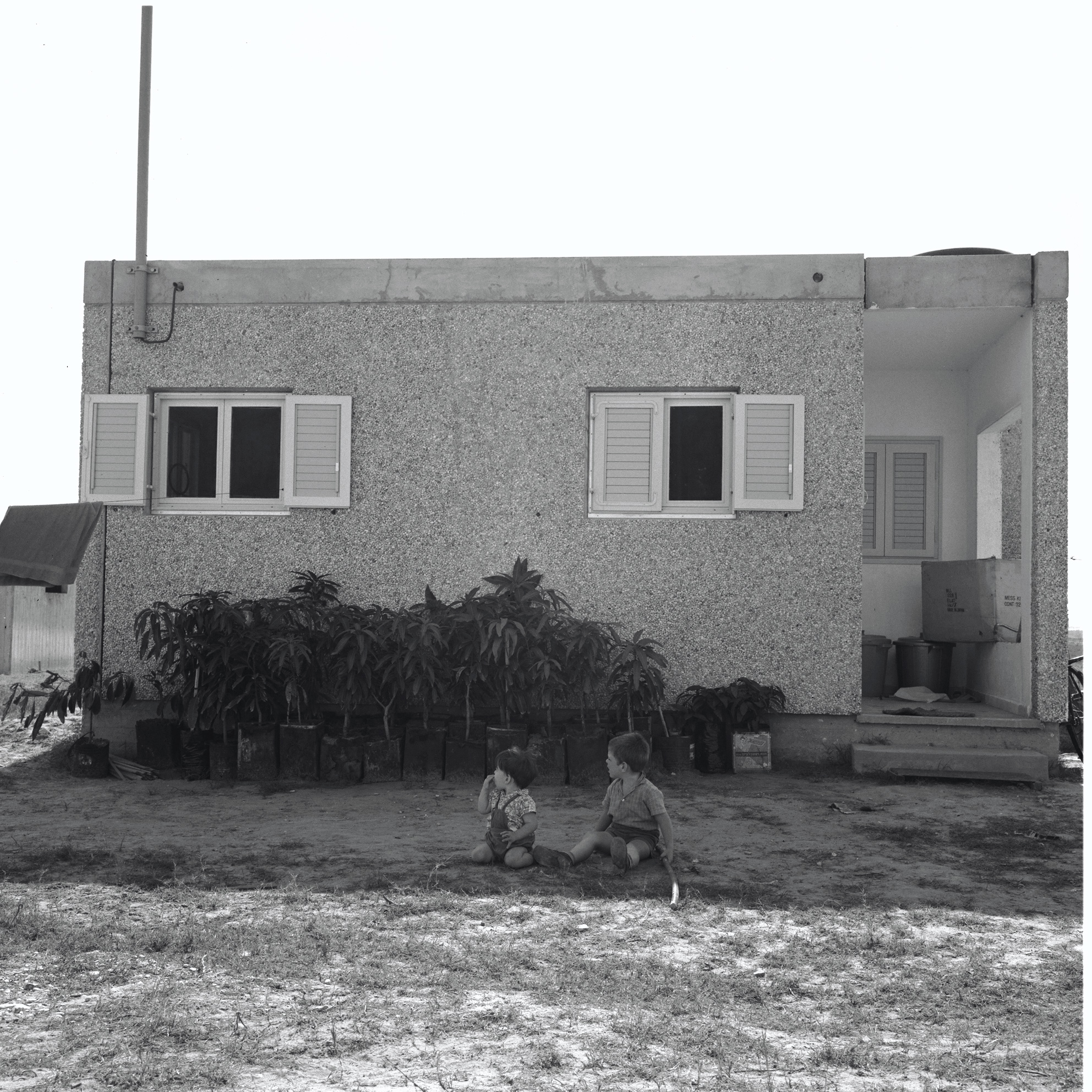 d5-009 ילדים בחצר ביתם בבארי 1969, אלכס סטרמיסטר