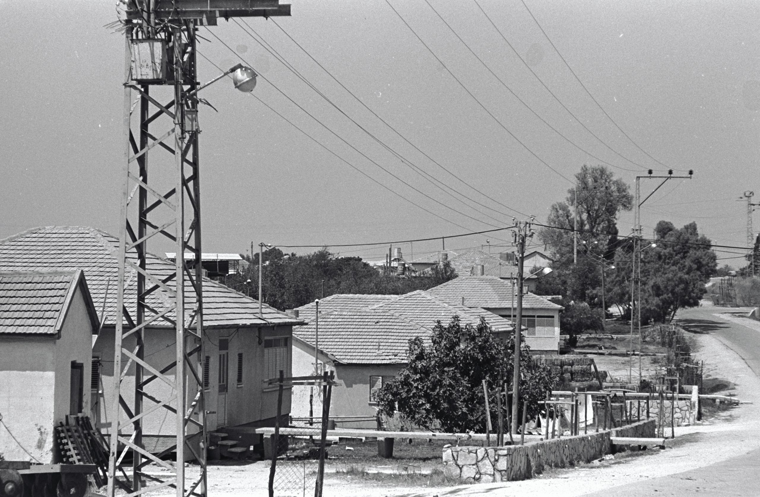 מושב יכיני, דב דפנאי, 1979D3012-122